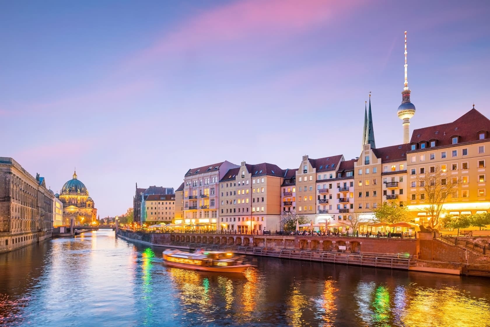 Berlin Spreeufer in der Dämmerung mit Fernsehturm im Hintergrund