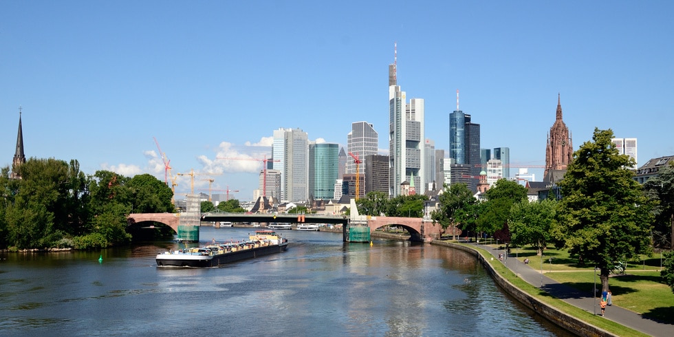 Schiff auf dem Main vor der Skyline von Frankfurt am Main