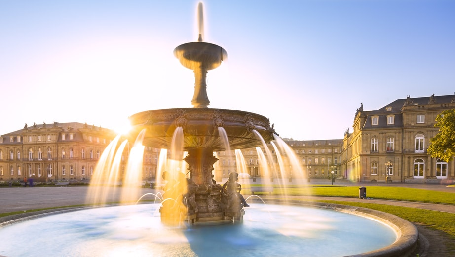 Stuttgart Schlossplatz - Blick auf das neue Schloss und den Sprinbrunnen in der Morgensonne