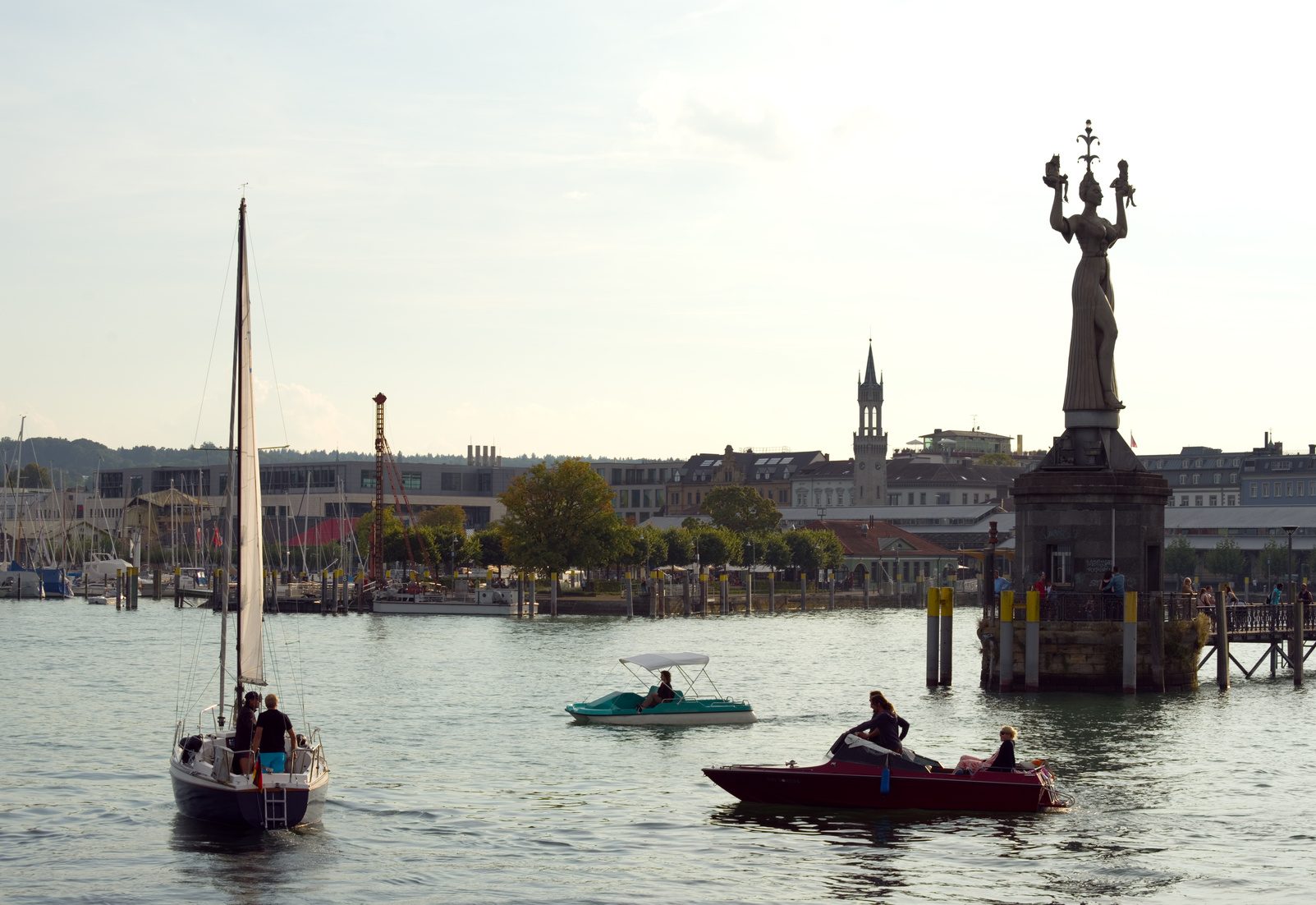 Freizeitboote im Hafen in Konstanz