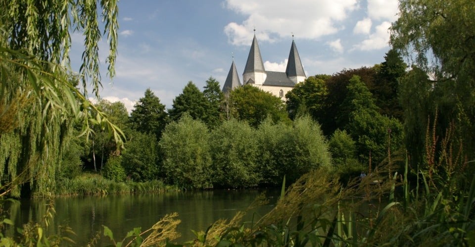 Blick über einen See zum Kaiserdom in Königslutter am Elm