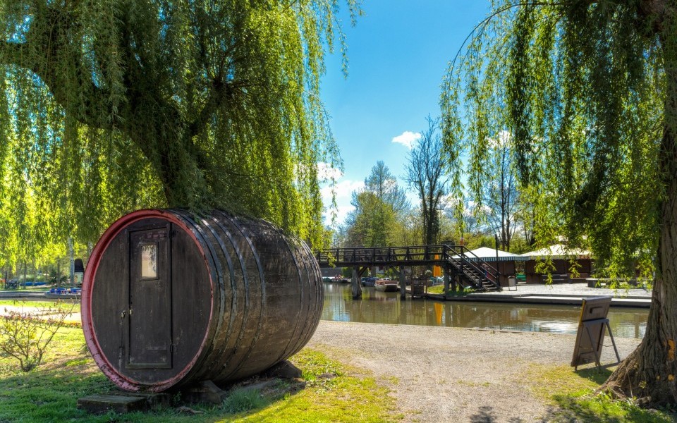 Altes Gurkenfass im Spreewald am Spreeufer