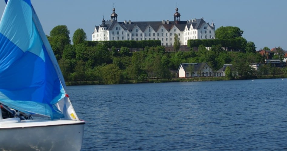 Segelboot auf dem Plöner See vor dem Plöner Schloss - Holsteinische Schweiz