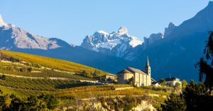 Weinberge und Kirche bei Conthey/Wallis