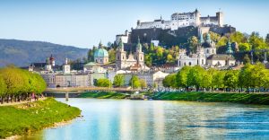 Blick auf Salzburg und die Festung Hohensalzburg an der Salzach im Sommer