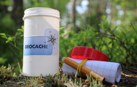 Behälter für Geocaching im Wald