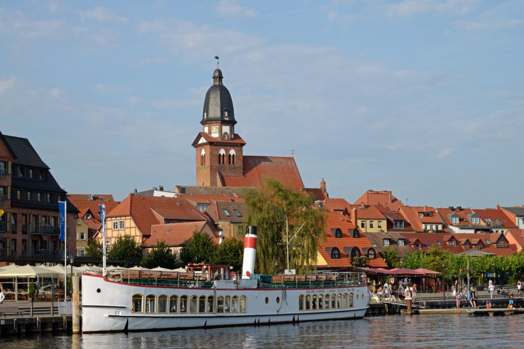 Ausflugsdampfer im Hafen von Waren (Müritz)