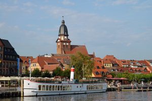 Ausflugsdampfer im Hafen von Waren (Müritz)