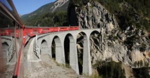 Die Rhätische Bahn auf ihrer Fahrt durch das Unesco Weltkulturerbe