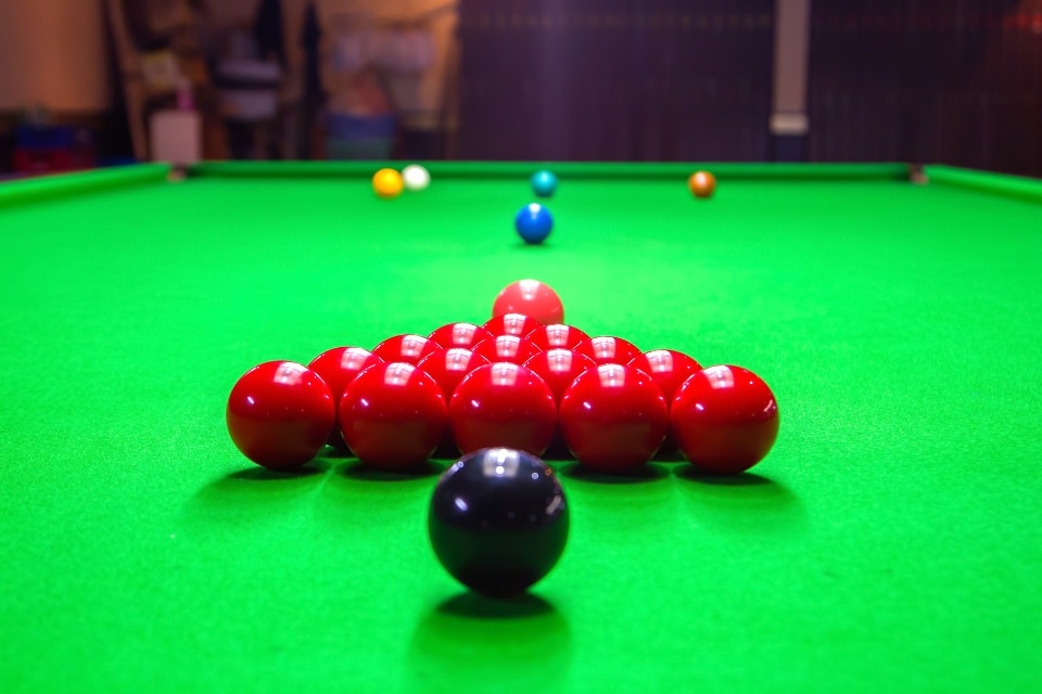 Aufstellung eines Snooker Spiels
