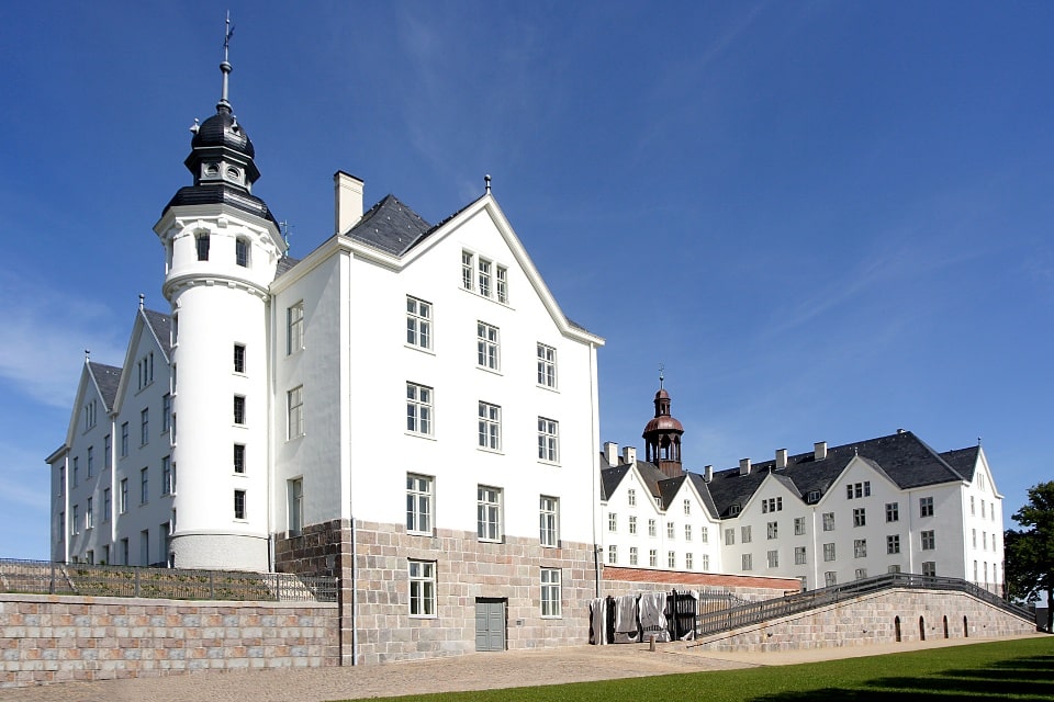 Plöner Schloss am Radweg Holsteinische Schweiz