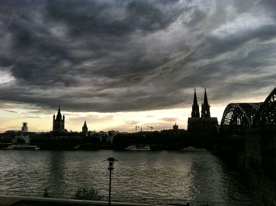 Köln in Wolken