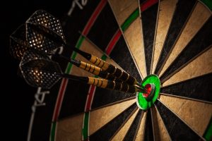 Dartscheibe mit Darts, Indoor-Tipps