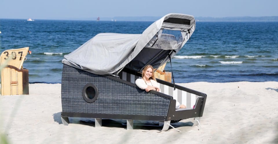 Schlafstrandkorb am Meer