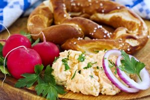 Brotzeit mit Obazda © HLPhoto - fotolia.com