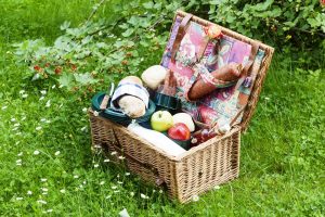 Rustikal gefüllter Picknickkorb