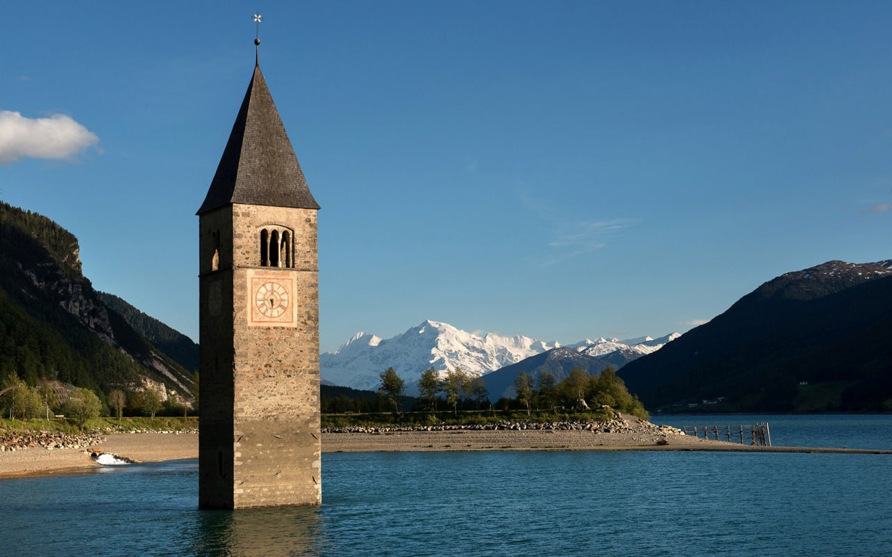 Kirchturm von Alt-Graun im Reschensee mit Ortler Bergmassiv, Vinschgau-Südtirol, Italien