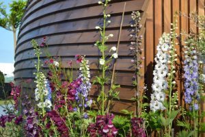 Blumenbeet am Glamping-Haus