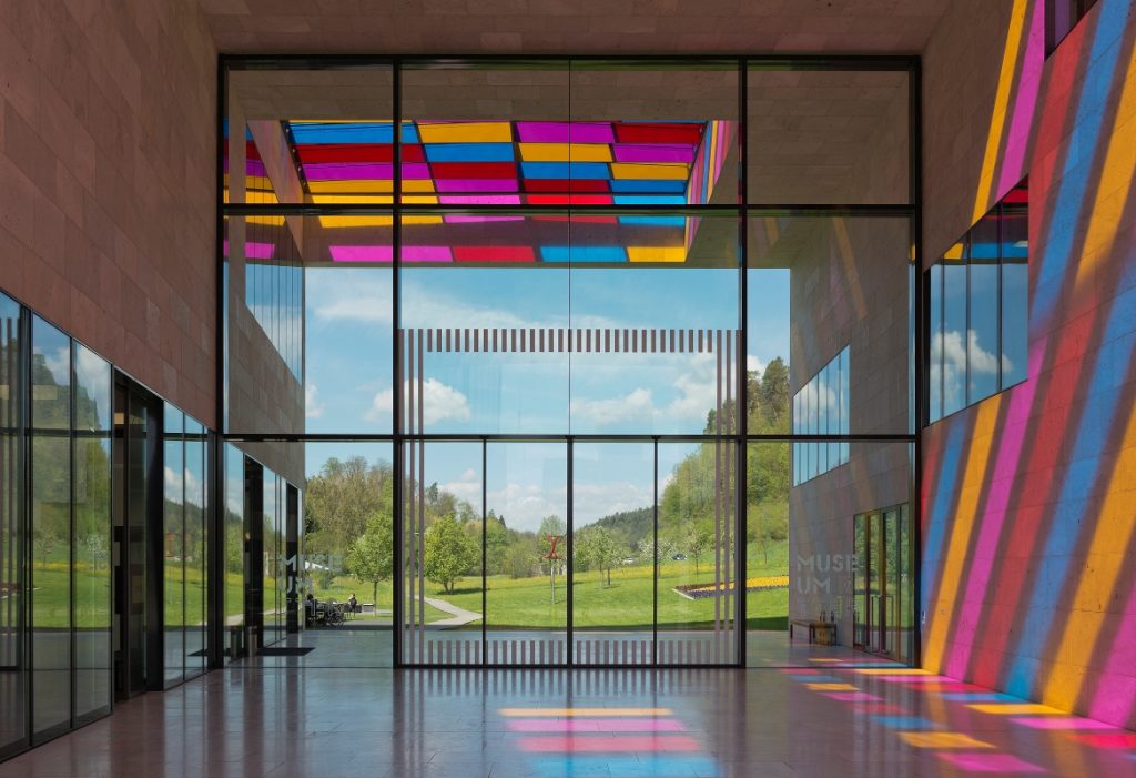 Museum Ritter, Passage mit Installation von Daniel Buren