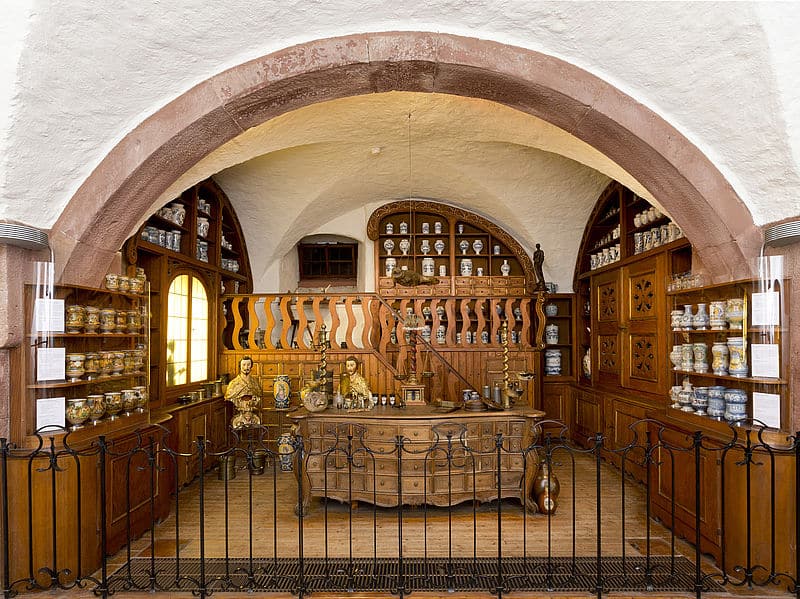 Deutsches Apotheken-Museum, Inszenierung einer Offizin mit Mobiliar der Hof-Apotheke Bamberg