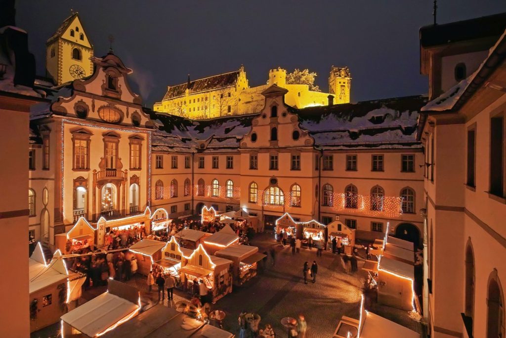 Füssen im Allgäu: Adventsmarkt im barocken Innenhof des Klosters St. Mang