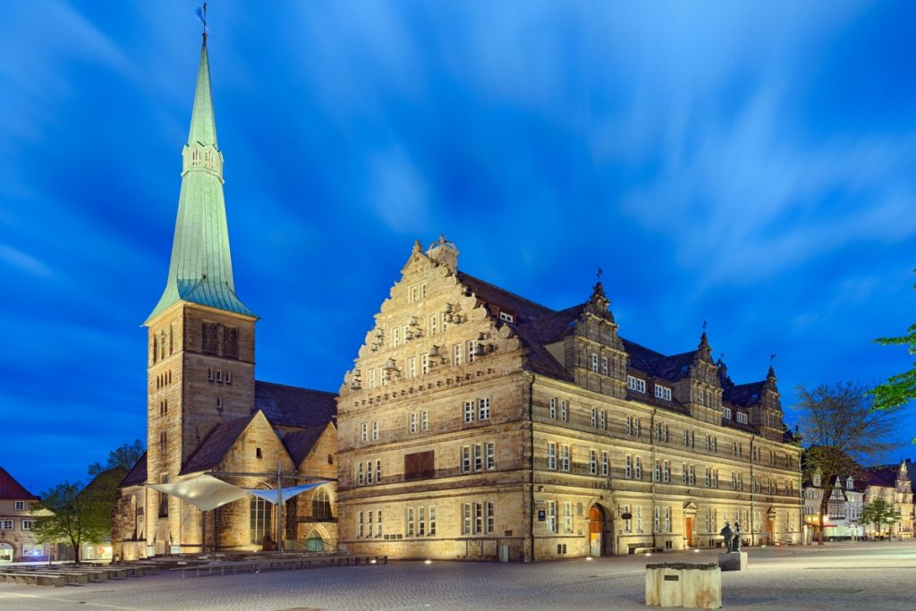 Hochzeitshaus und Kirche St. Nikolai in Hameln - Hansaweg