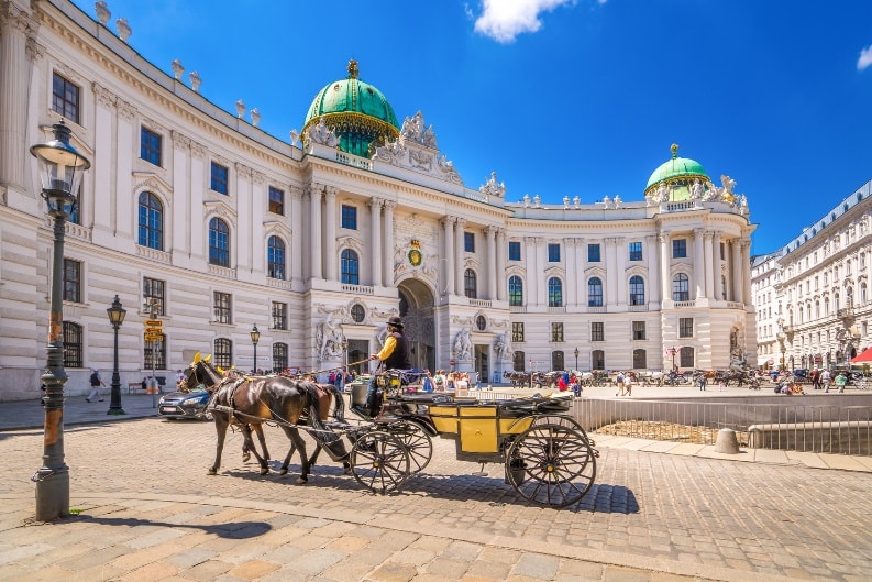Fiaker vor der Alten Hofburg in Wien Fiaker vor der Alten Hofburg in Wien