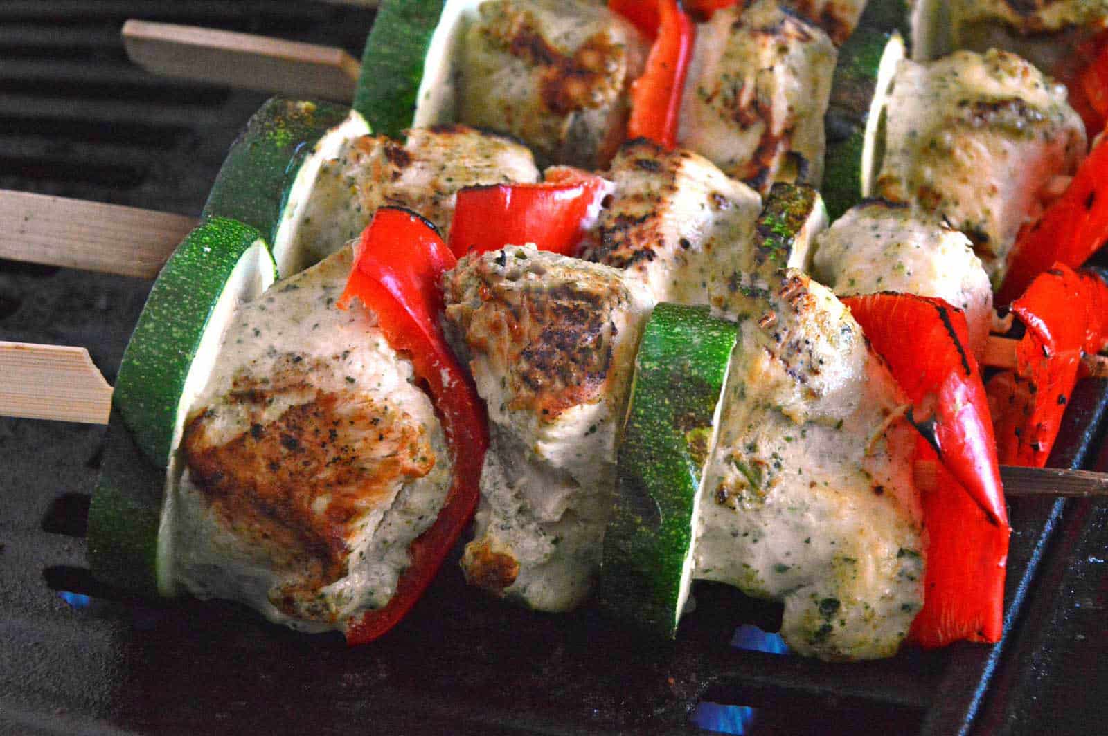 Gegrillte Spieße mit Walnuss-Koriander-Hühnchen