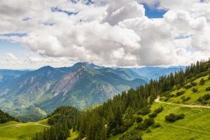 Weg zum Herzogstand in den Alpen - Walchensee