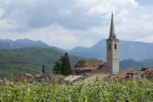 Kaltern am Kalterer See mit Pfarrkirche Maria Himmelfahrt