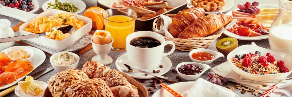 reich gedeckter Früchstückstisch