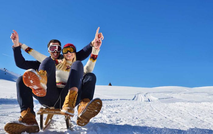 Paar beim Winterrodeln