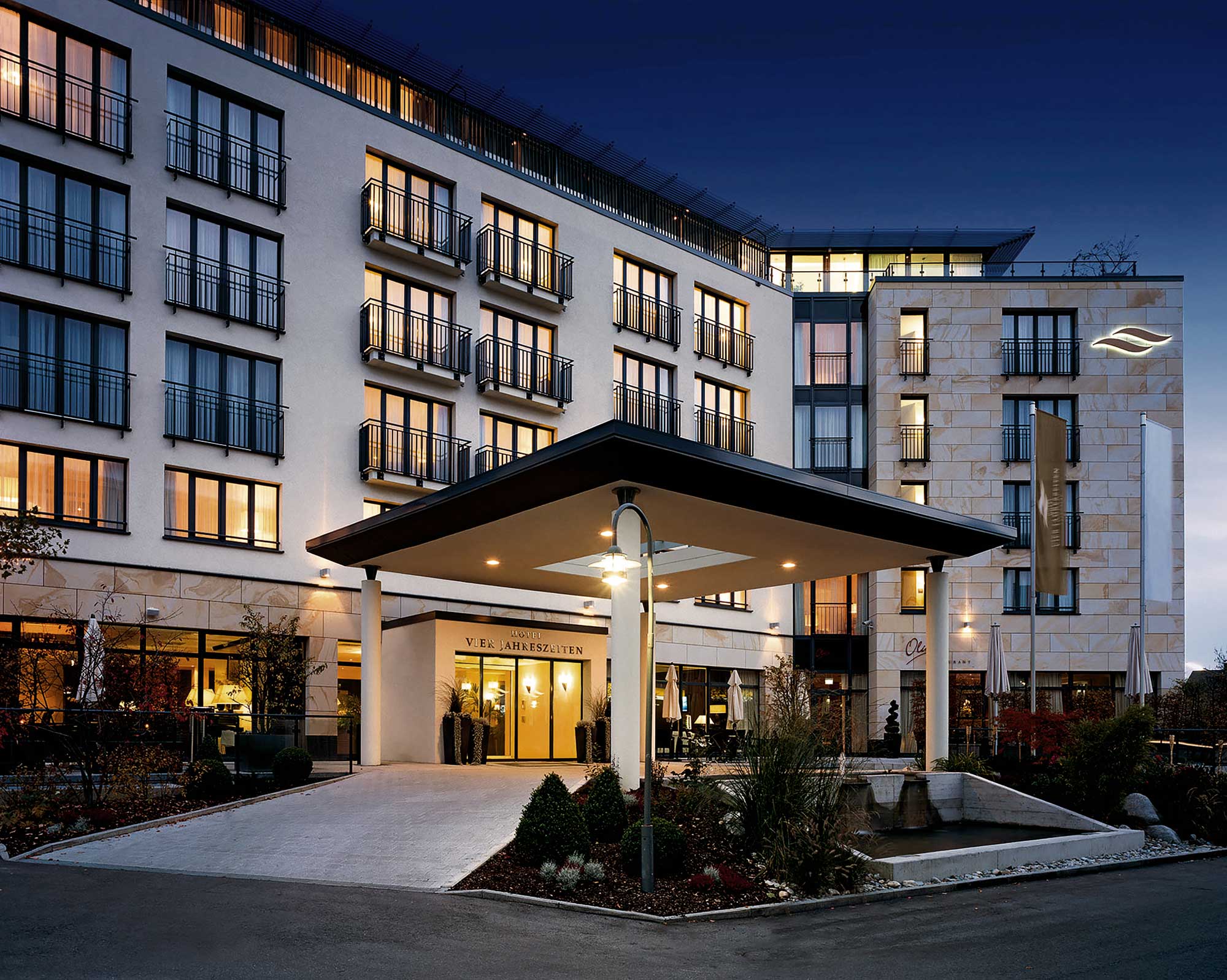 vier-jahreszeiten-hotelansicht Eingang zum Hotel Vier Jahreszeiten in Starnberg