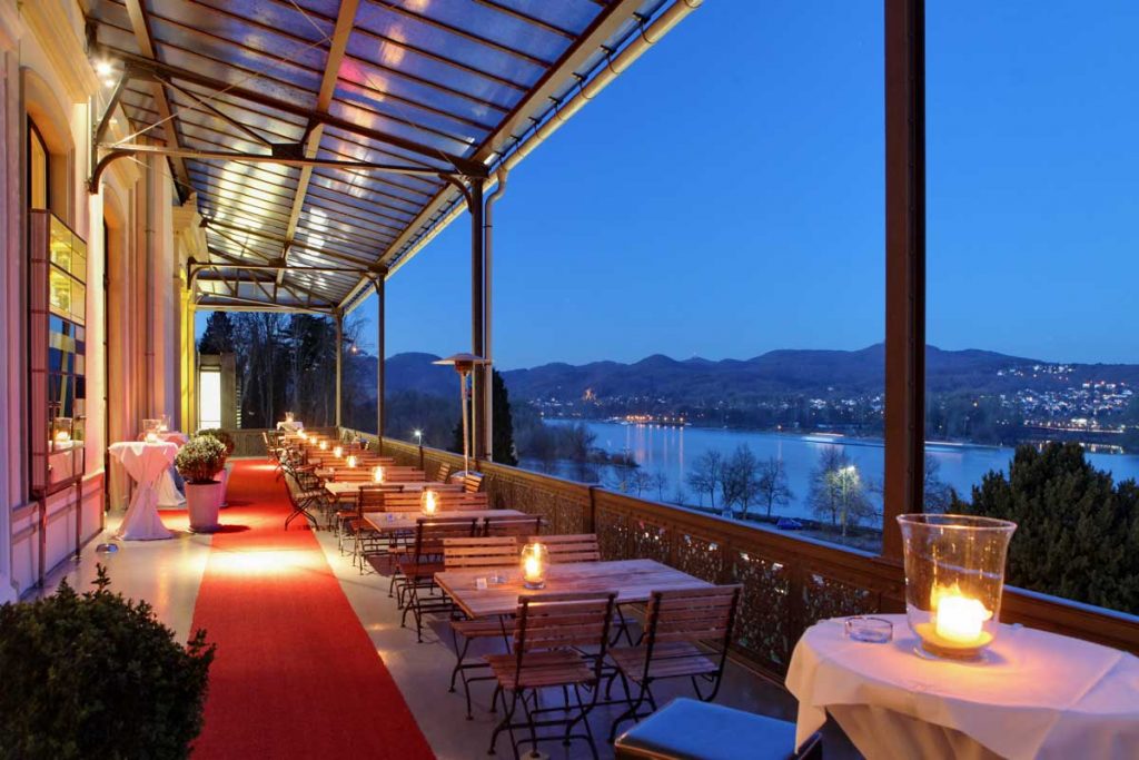 Terrasse im Restaurant interieur no. 253 im Arp Museum