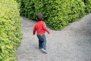 Kind im Labyrinth
