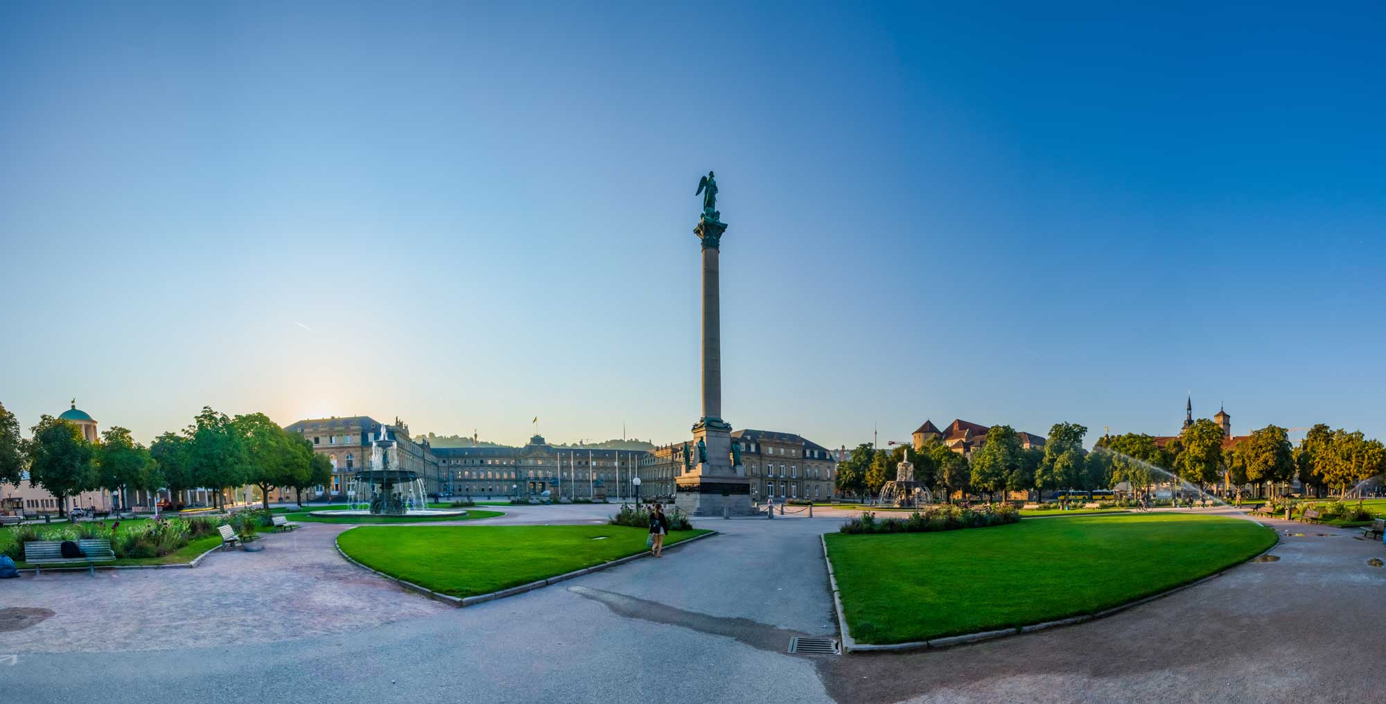 Stuttgarter Schlossplatz an einem Sommermorgen Stuttgarter Schlossplatz an einem Sommermorgen