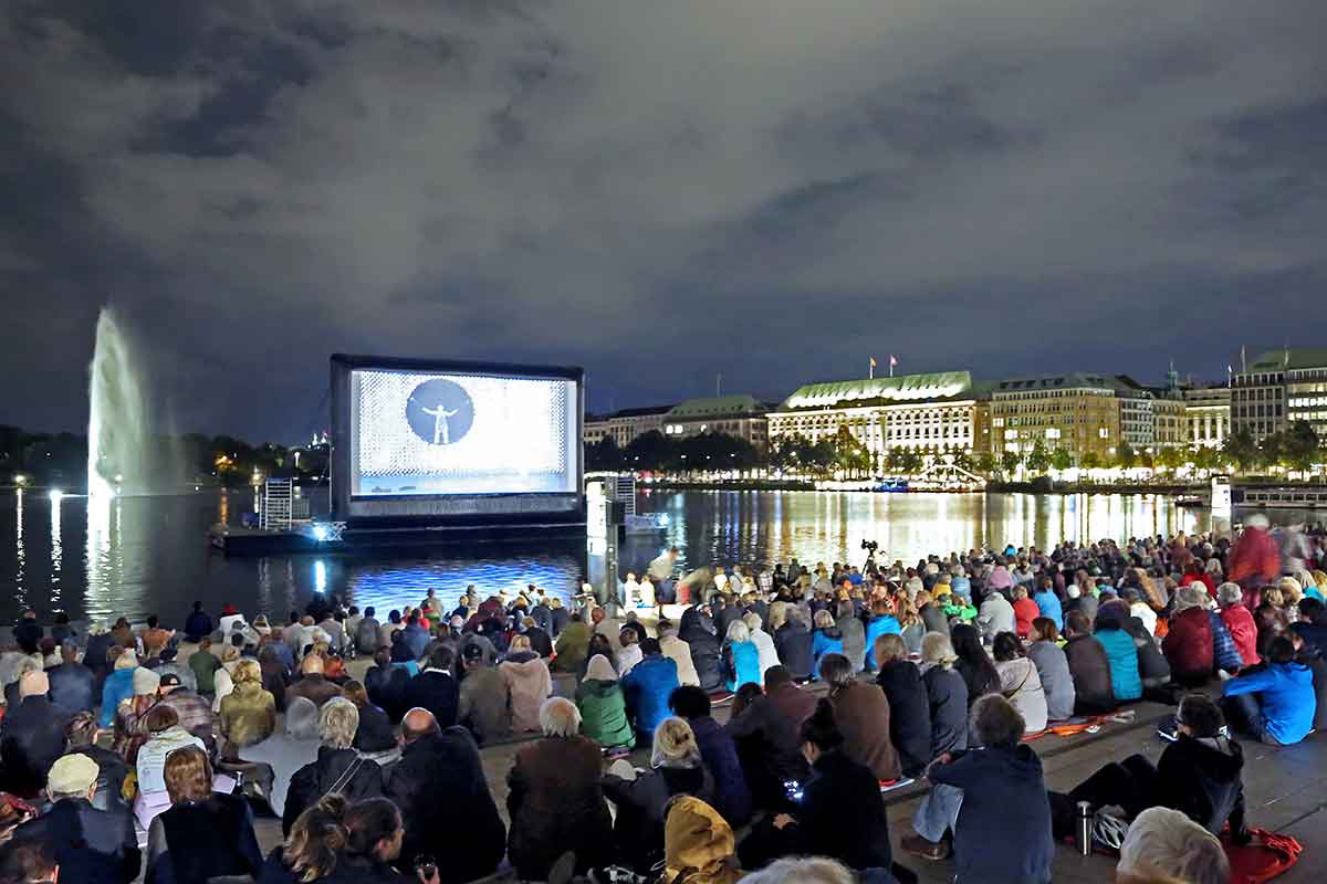 Die schwimmende Leinwand in Hamburg