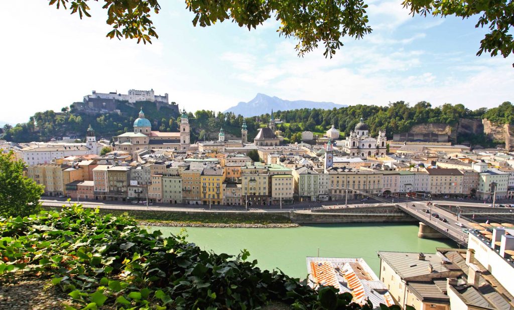 Blick auf Salzburg und die Hofburg vom Kapuziner Kloster aus
