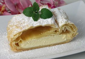 Topfenstrudel auf Teller