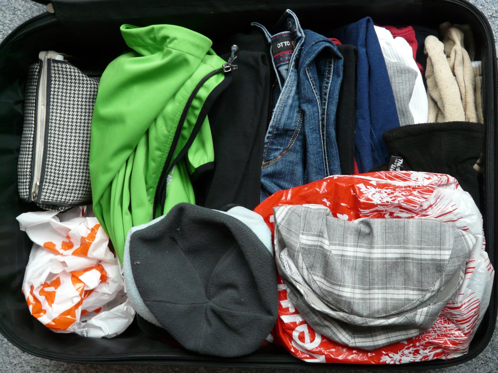 Gepackter Koffer Koffer mit Kleidungsstücken gepackt