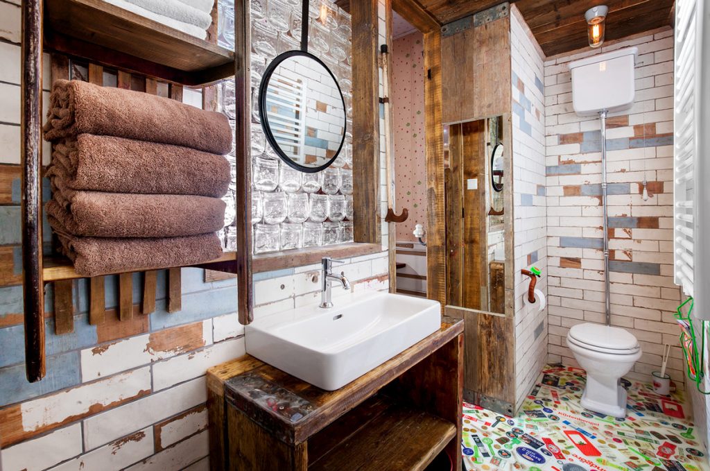 Bad, Alles Paletti - Karls Upcycling Hotel