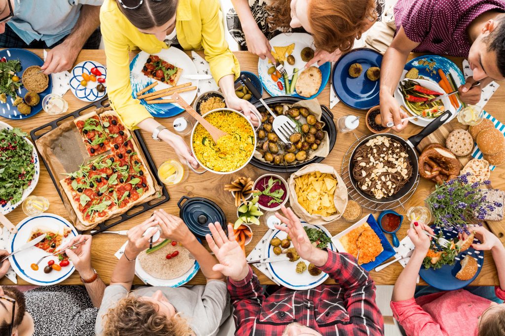 Essen mit Freunden Freunde essen gemeinsam