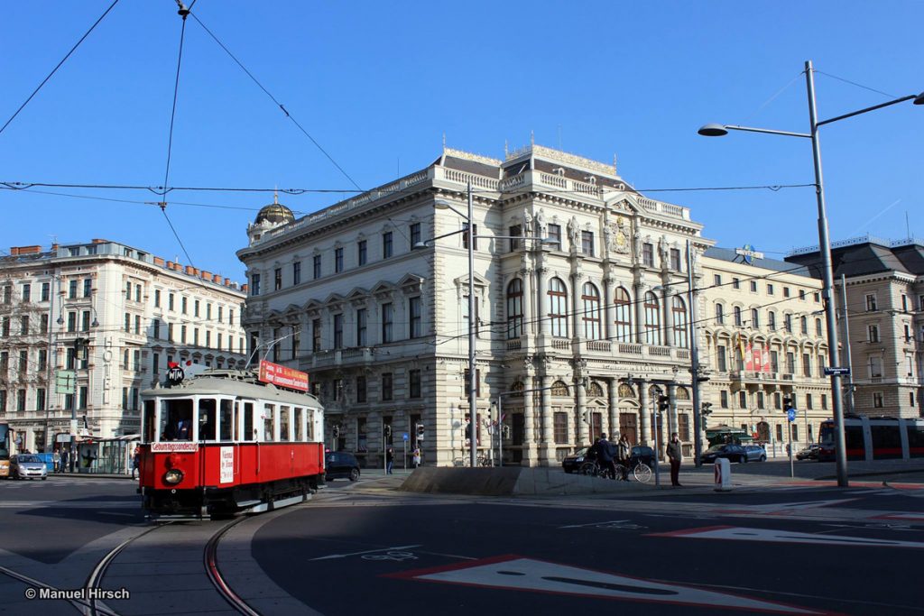 Historische Straßenbahn auf dem Weg durch Wien, Tramwaymuseum