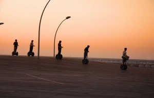 Segway in der Dämmerung