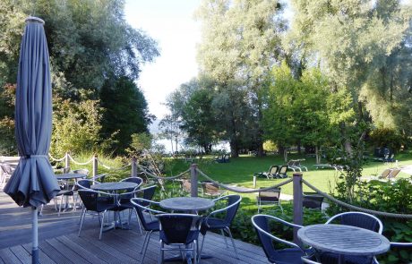 bora-sauna-restaurant-min Saunagarten mit Restaurantterrasse im Bora HotSpa Resort, Radolfzell