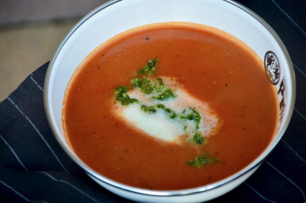 Tomatensuppe mit Büffelmozzarella Tomatensuppe mit Basilikumpesto und Büffelmozzarella
