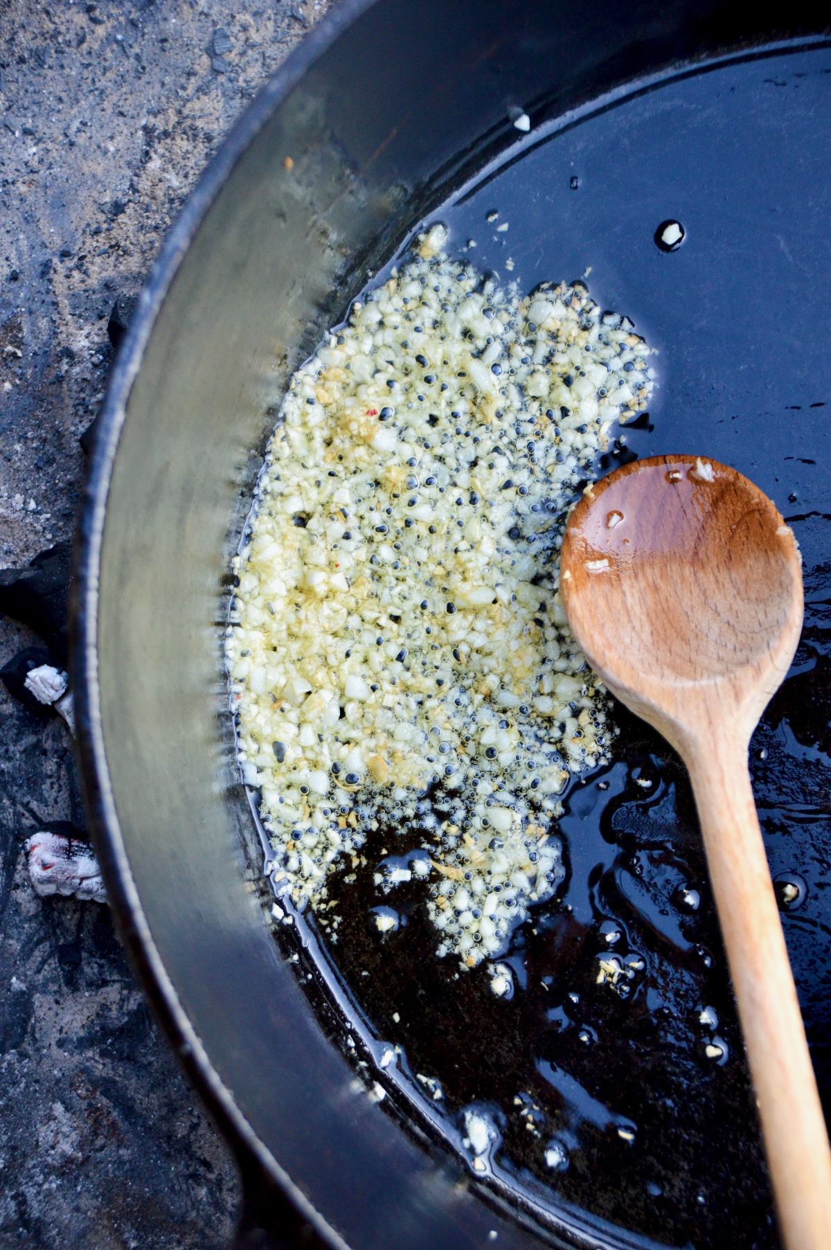 Knoblauch andünsten Knoblach kleingehackt in einer Pfanne andünsten