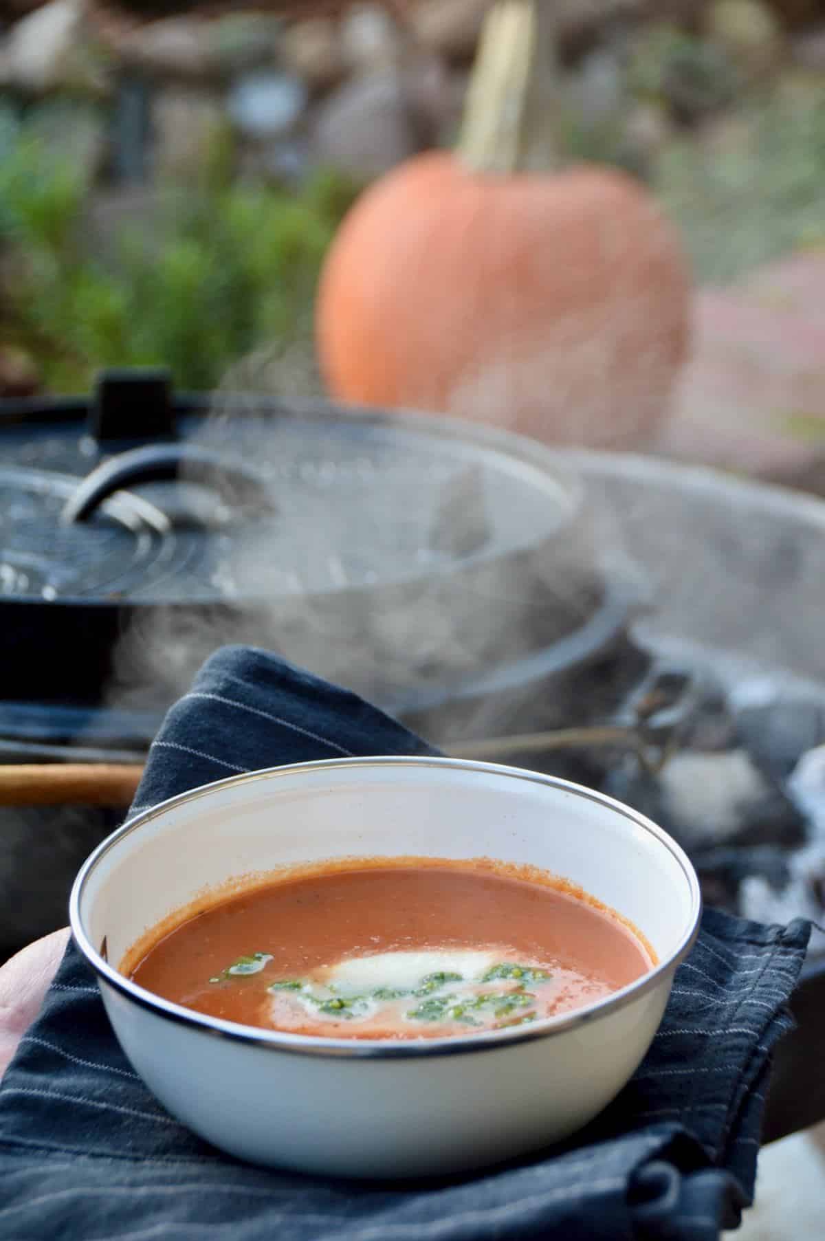 Tomatensuppe im Freien Tomatensuppe auf Holzkohle zubereitet im Freien genießen