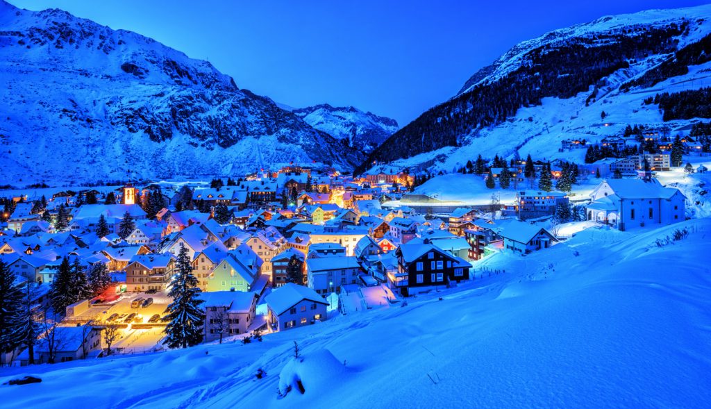 Blick auf Andermatt - Loipen in der Schweiz
