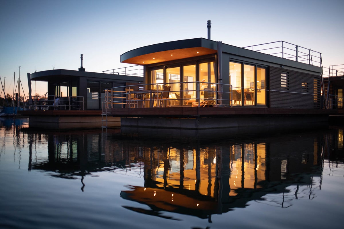 Floating Village Brombachsee, Haus bei Nacht